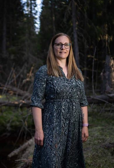 Bild på Mikaela med skogen i bakgrunden
